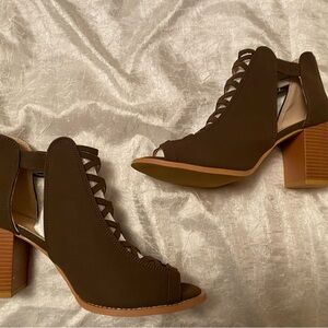 Size 8.5/39 heeled shoe